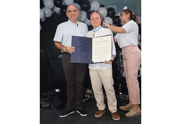 Enrique Vives Lacouture, gerente de Tayrona Automotriz recibiendo la condecoración Orden Santa Marta 500 Años, en el grado Cruz De Plata Perla de América de manos del señor alcalde de Santa Marta Carlos Pinedo Cuello. Foto derechos reservados EL INFORMADOR.