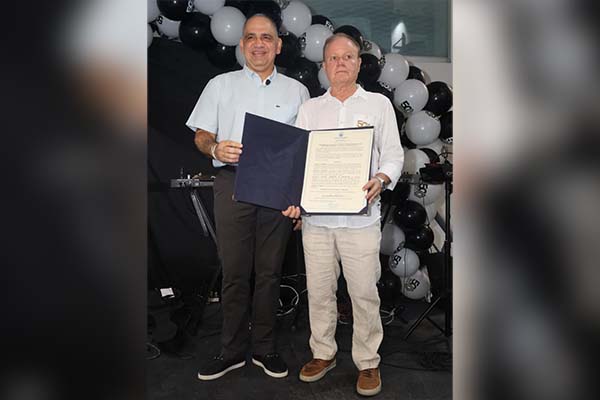 Enrique Vives Lacouture, gerente de Tayrona Automotriz recibiendo la condecoración Orden Santa Marta 500 Años, en el grado Cruz De Plata Perla de América de manos del señor alcalde de Santa Marta Carlos Pinedo Cuello. Foto derechos reservados EL INFORMADOR. 
