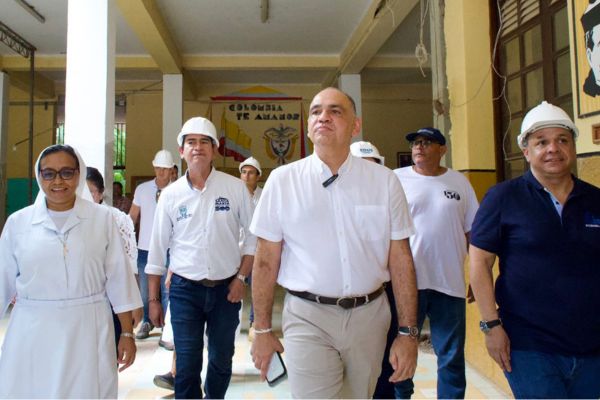 El proyecto, que se prevé finalizar en un mes, beneficiará directamente a más de 1.800 alumnas. Foto Alcaldía.
