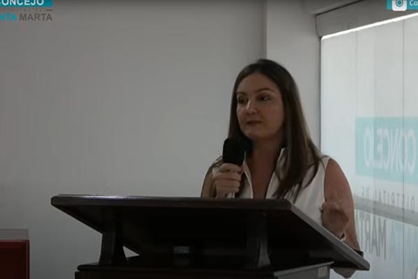Patricia Caicedo, la secretaria de Planeación de Santa Marta, defendió la rigurosidad técnica en la aprobación de proyectos durante la sesión extraordinaria del Concejo Distrital. Foto Concejo de Santa Marta