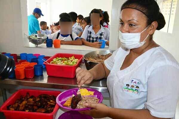 Niños recibiendo alimentación escolar en una escuela en el Magdalena. Foto derechos reservados EL INFORMADOR