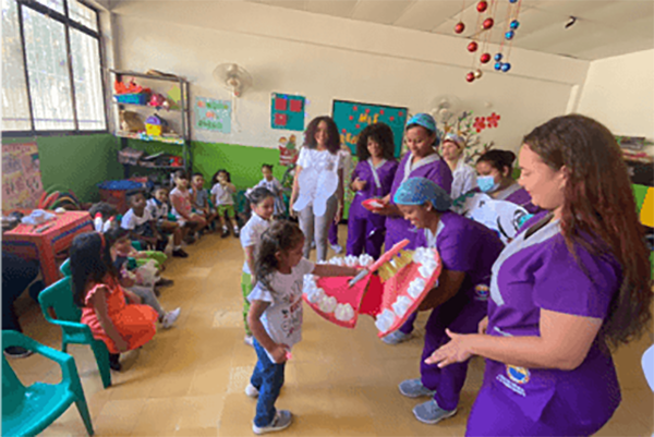 Estudiantes del programa de Atención Integral a la Primera Infancia, realizando sus prácticas laborales en un jardín infantil de Santa Marta. Foto Unimagdalena Estudiantes del programa de Atención Integral a la Primera Infancia, realizando sus prácticas laborales en un jardín infantil de Santa Marta. Foto Unimagdalena
