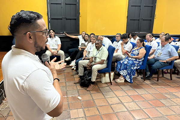 Juan Durán Mejía, supervisor ambiental de la multinacional Drummond, realizando su intervención sobre las acciones adelantadas por la compañía para alcanzar la carbono-neutralidad. Foto Drummond 