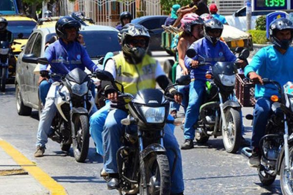 Agentes de movilidad en Santa Marta intensifican los controles para detectar placas adulteradas, una práctica que ahora será judicializada. Fotos derechos reservados EL INFORMADOR