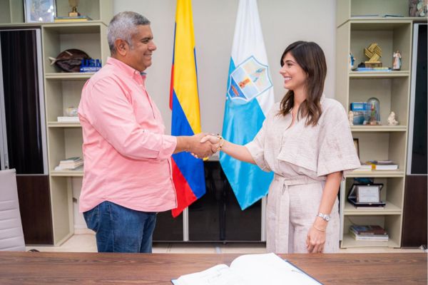 Luz Alejandra Duarte, abogada recibiendo la dirección de la oficina de contratación. Foto Alcaldía 