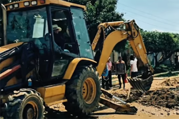 Trabajos de construcción del alcantarillado del barrio Altamira de Fundación, impulsado por la Alcaldía y la multinacional carbonera-minera Drummond. Foto Alcaldía de Fundación 