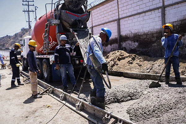 La construcción de plantas desalinizadoras y la rehabilitación de pozos subterráneos permitirán aumentar la continuidad del servicio de acueducto y asegurar agua potable para miles de samarios. Foto Alcaldía 