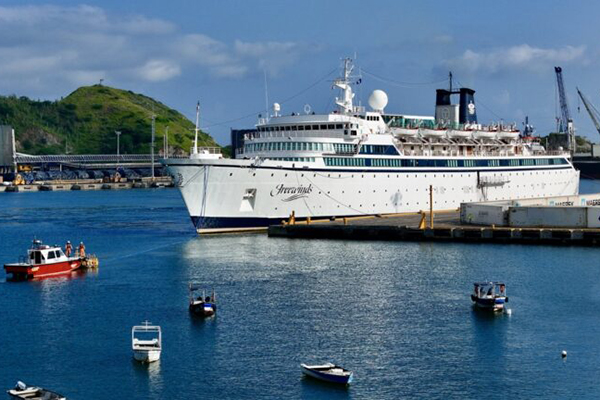 El crucero Freewinds, procedente de Curazao, inauguró la temporada de cruceros 2025-2026 en el Puerto de Santa Marta. Foto Sociedad Portuaria 