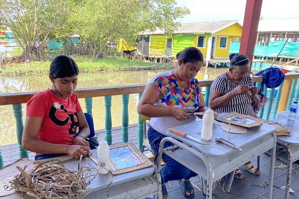 Mujeres de Nueva Venecia en un taller comunitario de Corpamag aprendiendo a realizar artesanías con los tallos de la planta invasora Taruya