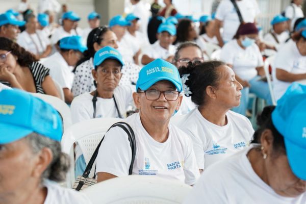 Adultos mayores recibieron las ayudas suministradas por parte de Carlos Pinedo, alcalde de Santa Marta. Foto Alcaldía 