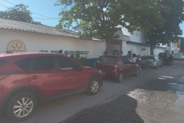 Los alumnos realizaron un plantón para exigir soluciones a las problemáticas presentadas en la institución. Foto cortesía denunciantes 