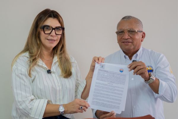 Wilson Velázquez Bastidas, Director del CREO y Luz Helena Andrade, Alcaldesa de Fundación, firmaron esta alianza que fortalece la formación de calidad. Foto Unimagdalena