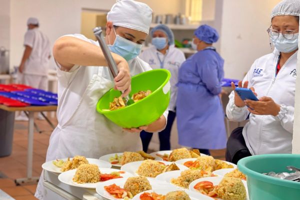 Esta alimentación balanceada, cuyas porciones se establecen de acuerdo a las edades de los estudiantes. / Foto Alcaldía 