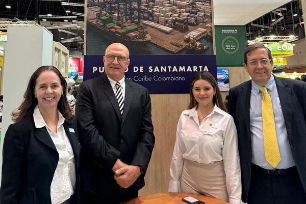 La delegación del Puerto de Santa Marta que participa en Fruit Attraction es encabezada por su presidente, Domingo Chinea, acompañado de Álvaro Góngora, vicepresidente de Operaciones; Juanita del Castillo, gerente general de Smitco; y María Camila Granados, ejecutiva comercial. Foto tomada de la red social X - Sociedad Portuaria de Santa Marta @puertostmarta