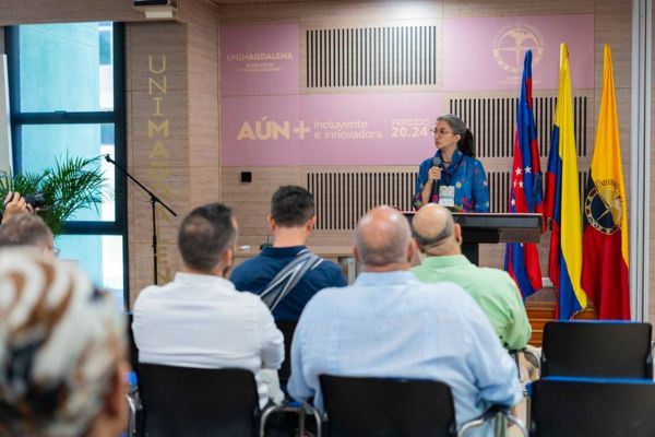 Mariana Carulla Arreaza, funcionaria del Gobierno Nacional, realizando su intervención en el simposio internacional de Arqueología Marítima. Foto Unimagdalena