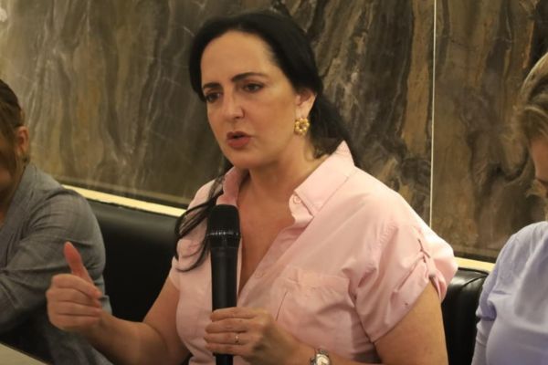 María Fernanda Cabal, Senadora y precandidata presidencial en un almuerzo con periodistas en Santa Marta. Foto Todos los derechos reservados EL INFORMADOR 