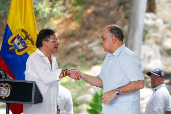 Carlos Pinedo Cuello, Alcalde de Santa Marta junto a Gustavo Petro, presidente de Colombia; durante la gestión para este positivo avance para la ciudad. Foto Alcaldìa 