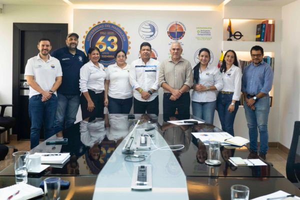 Magíster Jhon Jairo Agudelo Ospina, par designado por el Consejo Nacional de Acreditación, en compañía de Pablo Vera Salazar, rector de Unimagdalena y funcionarios de la institución conociendo los logros y avances que ha obtenido el Programa de Ingeniería Civil de la Universidad del Magdalena. Foto Unimagdalena