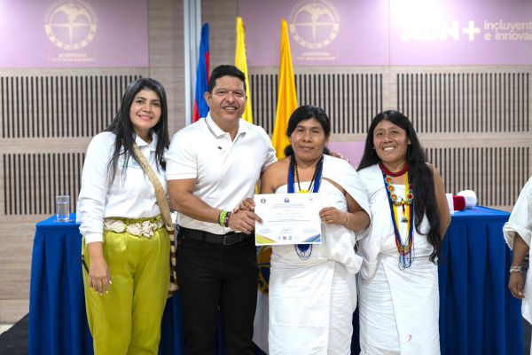El rector Pablo Vera y la decana Karin Rondón, entregando el certificado a Olga Nuvita, en compañía de Judith Nuvita, coordinadora de Salud Kogui.