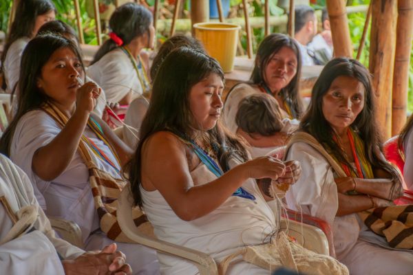 Mujeres indígenas beneficiadas con el proyecto institucional ‘Tejiendo Saberes’, en el primer taller realizado en Palmor, Sierra Nevada. Foto Alcaldía de Ciénaga 