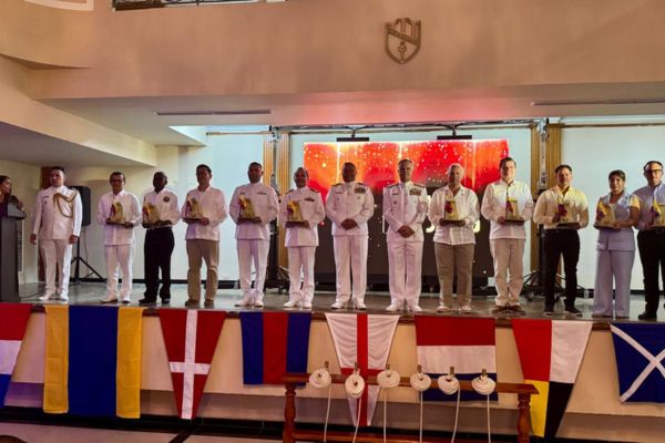 La Dirección General Marítima conmemoró 73 años de servicio a la nación con la entrega del Premio a la Excelencia y el Distintivo de Identidad en Santa Marta, reconociendo a los líderes del gremio marítimo y portuario del país.