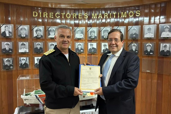 Almirante John Fabio Giraldo Gallo, director nacional de la entidad marítima, otorgó el reconocimiento a Álvaro Góngora, vicepresidente de Operaciones del Puerto de Santa Marta. Foto Sociedad Portuaria 