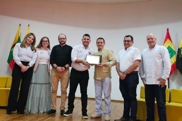 las directivas de la Asociación Colombiana de Facultades de Administración – Ascolfa entregaron un reconocimiento a la excelencia al Programa de Administración de Empresas de la Universidad del Magdalena. Foto Universidad del Magdalena 