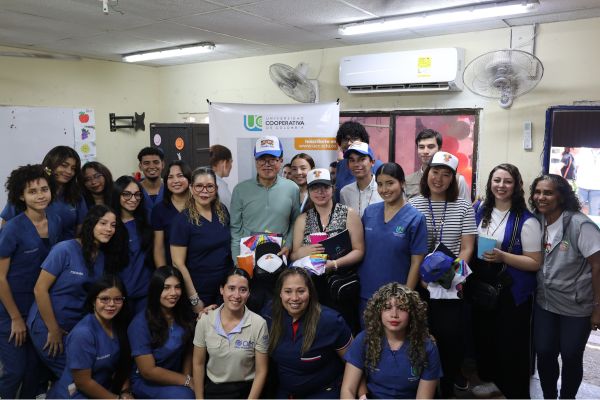 Durante la jornada también se llevó a cabo un cineforo con estudiantes de grado 11, basado en la película Sonido de Libertad, donde se promovió el diálogo sobre la protección de la niñez y la juventud. Foto Universidad Cooperativa de Colombia campus Santa Marta 