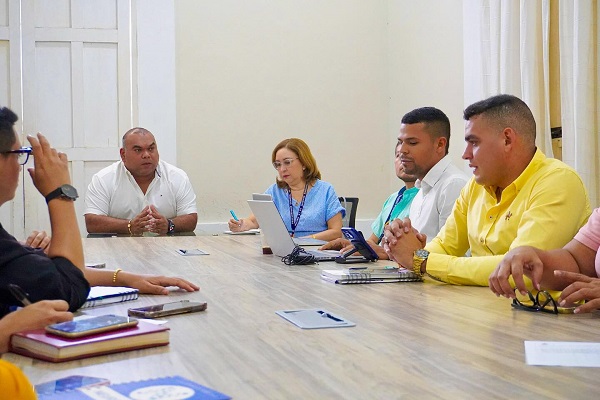 Pedro Pablo Granados, Secretario de Gobierno y Participación Ciudadana de Ciénaga, Magdalena, en compañía de funcionarios de la alcaldía y autoridades locales, en el comité municipal de seguridad. Foto Alcaldía de Ciénaga