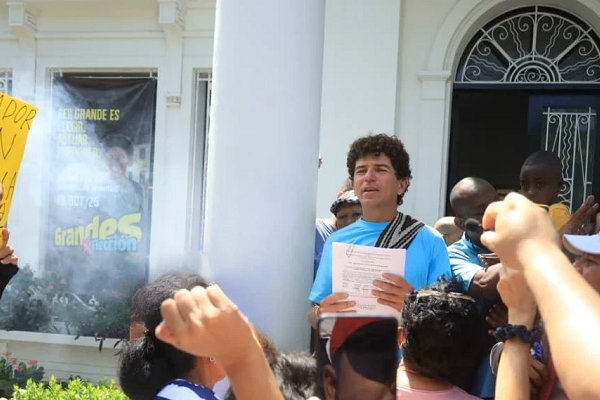 Miguel ‘El Mono’ Martínez, en las afueras de la Registraduría, después de hacer oficial su inscripción como candidato a la gobernación del Magdalena. Foto todos los derechos reservados EL INFORMADOR
