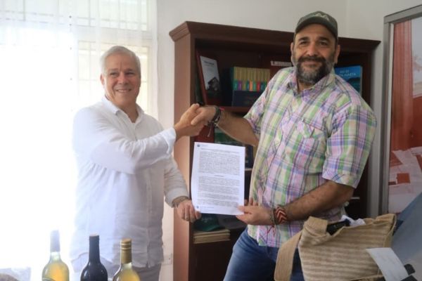 En la gráfica Raúl Vives Lacouture, fundador y director del Museo del Banano junto a Jorge Enrique Elías Caro, Vicerrector de Investigación y director del Grupo de Investigación Historia Empresarial y Desarrollo Regional. Foto derechos reservados EL INFORMADOR 