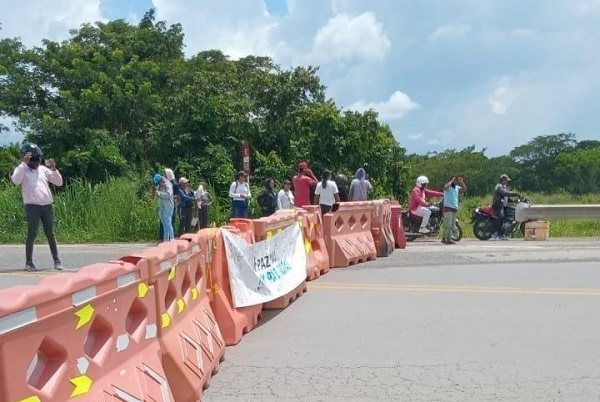Bloqueos en la Troncal del Oriente por parte de los familiares de los niños fallecidos en la tragedia de Fundación. Foto cortesía La Voz de Fundación