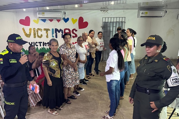 Miembros de la Policía Nacional en compañía de mujeres víctimas del conflicto armado y de violencia intrafamiliar en Aracataca Magdalena. Foto Alcaldía de Aracataca