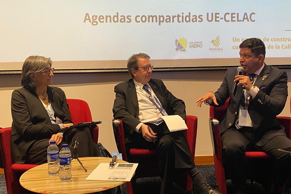 Junto a Cecilia Dimaté, decana de la facultad de Educación de la Universidad Externado de Colombia y Fernando Galván, presidente Honorario FAB ALV-UE, el rector Pablo Vera lideró la mesa técnica de innovación. Foto Unimagdalena
