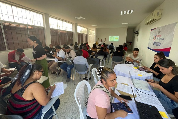 Mujeres víctimas y cuidadoras participaron en jornada de atención integral liderada por la Consejería de Paz en el barrio María Eugenia. Foto Alcaldía 