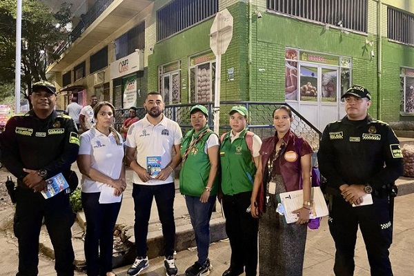 Funcionarios de la Secretaría de Promoción Social durante los operativos en el mercado público. Foto Alcaldía 