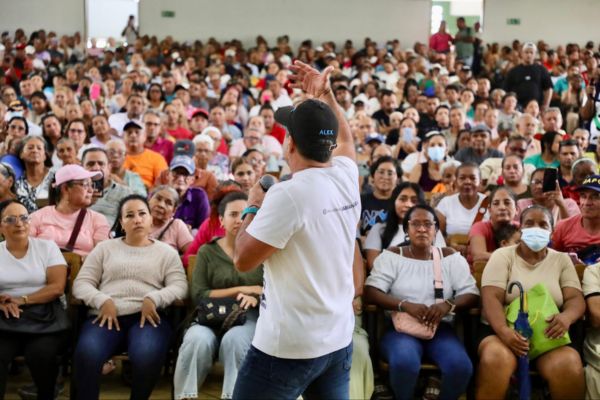 Alejandro Char, Alcalde de Barranquilla en la entrega oficial de los 800 títulos de propiedad. Foto Alcaldía de Barranquilla