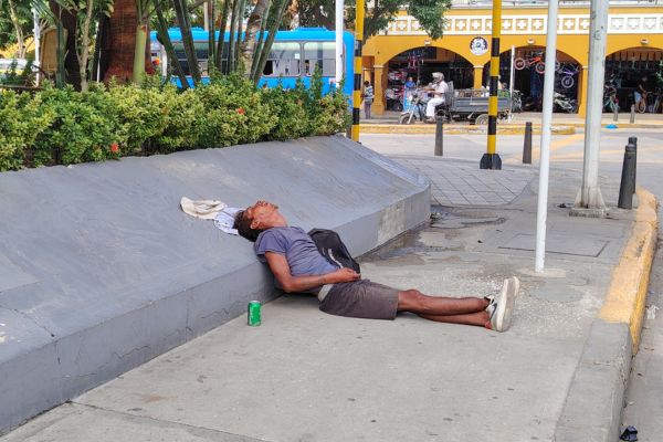 Habitante en condición de calle descansa en plena vía pública de la intersección de la avenida del Libertador (calle 14) con carrera 11, reflejando uno de los crecientes problemas social eque afectan a la ciudad.