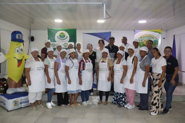 Mujeres beneficiadas con el programa social promovido por la Fundación Banasan y las cooperativas bananeras del Magdalena. Foto Banasan