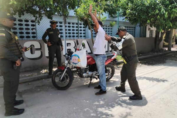 Miembros de la Policía Nacional realizando procedimientos de registro y control en las afueras de las instituciones educativas en Fundación. Foto Policía Nacional