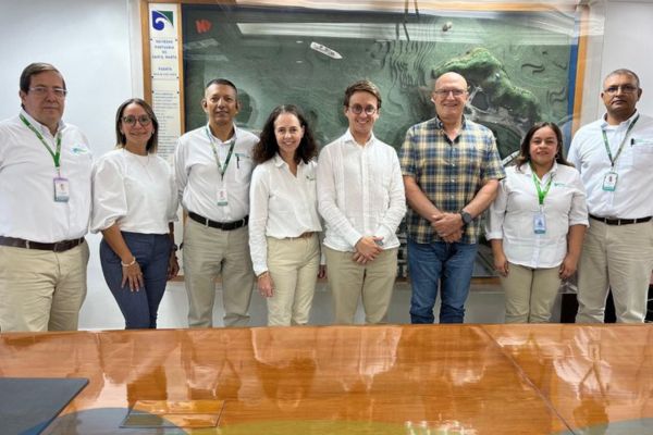 Domingo Chinea, presidente del Puerto de Santa Marta; Timothy de Meester, jefe de Misión Adjunto de la Embajada de Bélgica; Juanita del Castillo, Gerente General de Smitco junto a otros operarios del puerto. Foto Sociedad Portuaria 