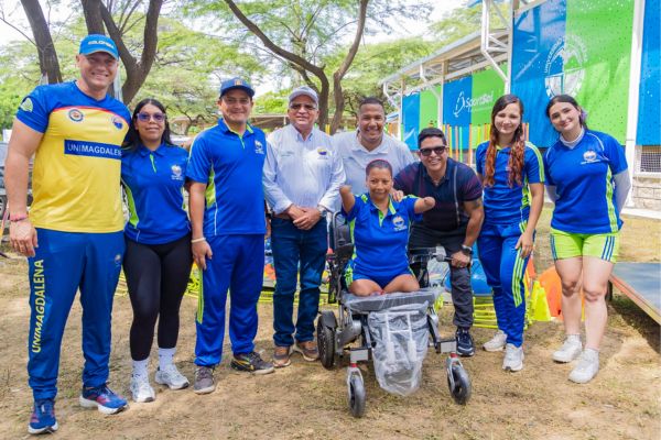 Virgelina Contreras recibiendo su nueva silla de ruedas eléctrica por parte de Unimagdalena. Foto Unimagdalena 