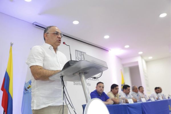 El Alcalde Carlos Pinedo, indicó que el curso se inicia la próxima semana y consta de 60 horas, dividido en ocho módulos presenciales y 20 horas de trabajo autónomo. Foto Alcaldía 