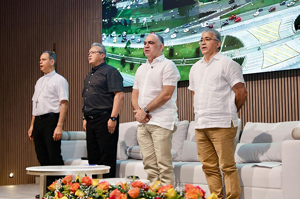 Carlos Pinedo Cuello, alcalde de Santa Marta; Monseñor José Mario Bacci, Obispo de la Diócesis de Santa Marta; y Alberto González Padilla, presidente seccional de la Judicatura, entre otros. Foto Alcaldía 