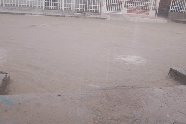En el barrio Santana, las calles quedaron inundadas hasta la altura de la cintura, provocando que numerosas viviendas se llenaran de agua y dejando a sus habitantes en situación de emergencia. Foto cortesía En el barrio Santana, las calles quedaron inundadas hasta la altura de la cintura, provocando que numerosas viviendas se llenaran de agua y dejando a sus habitantes en situación de emergencia. Foto cortesía