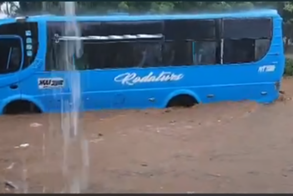 En el barrio Bastidas, la vía principal quedó completamente anegada como consecuencia del fuerte aguacero que azotó a Santa Marta el día de ayer. Foto cortesía En el barrio Bastidas, la vía principal quedó completamente anegada como consecuencia del fuerte aguacero que azotó a Santa Marta el día de ayer. Foto cortesía