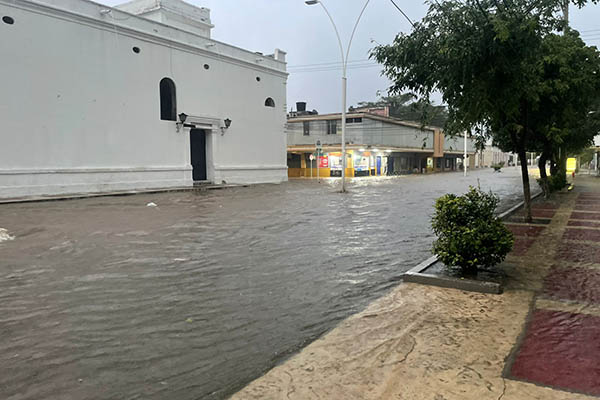 Avenida Santa Rita (calle 22), durante el fuerte aguacero del día de ayer. Foto derechos reservados EL INFORMADOR 
