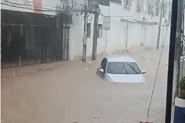 En el sector de Gaira, el fuerte aguacero estuvo a punto de cubrir por completo un automóvil. Hasta el cierre de esta edición, no se reportaron personas heridas en esta zona. Foto cortesía En el sector de Gaira, el fuerte aguacero estuvo a punto de cubrir por completo un automóvil. Hasta el cierre de esta edición, no se reportaron personas heridas en esta zona. Foto cortesía