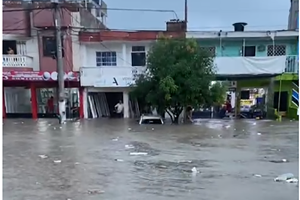 La carrera 19 sufrió una inundación total; en las imágenes se aprecia cómo el agua ingresó a varios locales comerciales, generando daños y afectando gravemente la movilidad en esta transitada vía. Foto cortesía La carrera 19 sufrió una inundación total; en las imágenes se aprecia cómo el agua ingresó a varios locales comerciales, generando daños y afectando gravemente la movilidad en esta transitada vía. Foto cortesía