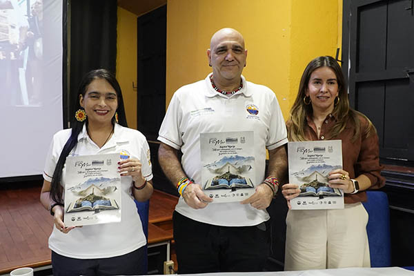 Jorge Elías Caro, vicerrector de Investigación; Ibeth Noriega, directora de Proyección Cultural, y Angélica Cortés, coordinadora de la VII Feria Internacional del Libro de Santa Marta en el lanzamiento a medios de la FilsMar 2025. Foto Unimagdalena